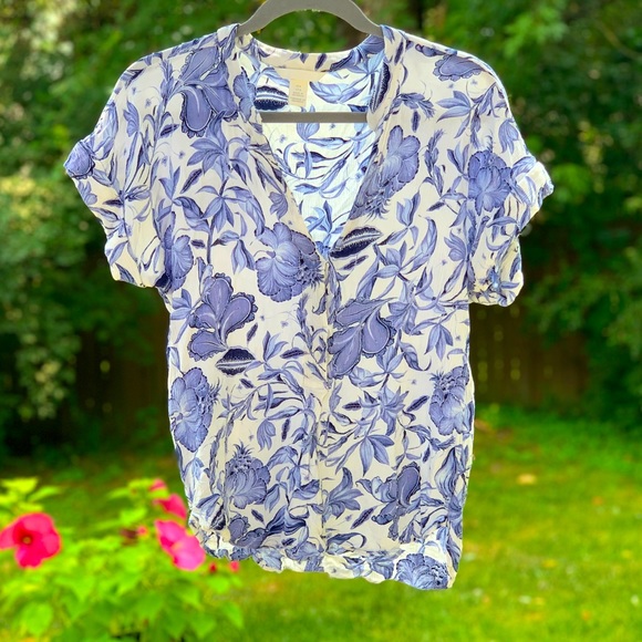 H&M Blue & White Floral Print Rayon Top w/ Cuffed Sleeves & Notched Neck size 8 - Picture 1 of 12